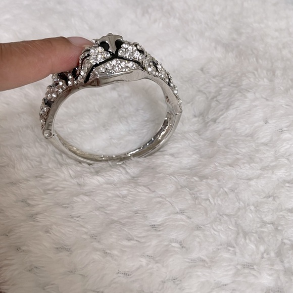 Rhinestone Tiger Head Statement Bracelet - Picture 6 of 8